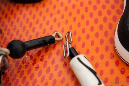 Das dreistufige Sicherheitskonzept - Bar nach vorne schieben, Chickenloop. ausl&ouml;sen, mit der Safetyleash. vom Kite. trennen