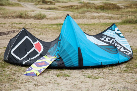 Kiteausr&uuml;stung: Neoprenanzug, Trapez, Kiteboard, Kite, Bar, Helm, Prallschutzweste, Leash.