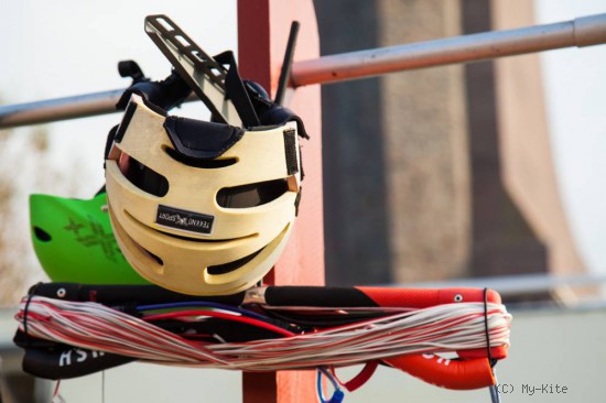 Sicherheitsausr&uuml;stung f&uuml;rs Kitesurfen: Kitehelm. und Prallschutzweste.