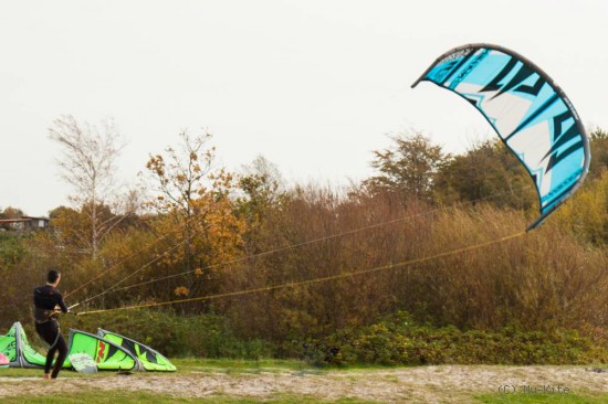 Kite vorsichtig starten und landen. Beim Starten und Landen des Kites passieren viele Unf&auml;lle