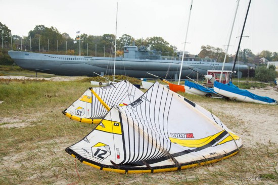 Kitesurfen und Windsurfen. in Laboe, mit dem Weltkriegs U-Boot im Hintergrund