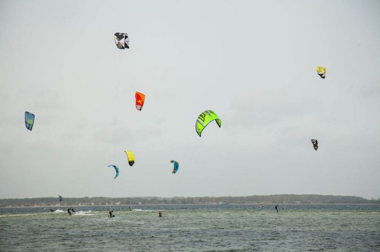 Kitesurfen und Windsurfen. - viel los auf der Ostsee