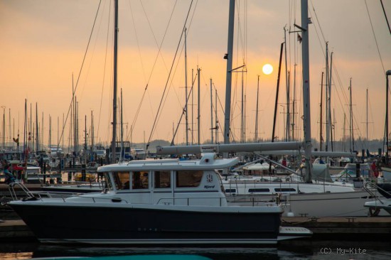 Sonnenuntergang am Hafen von Laboe, einem der sch&ouml;nsten Kitespots. an der Ostsee.