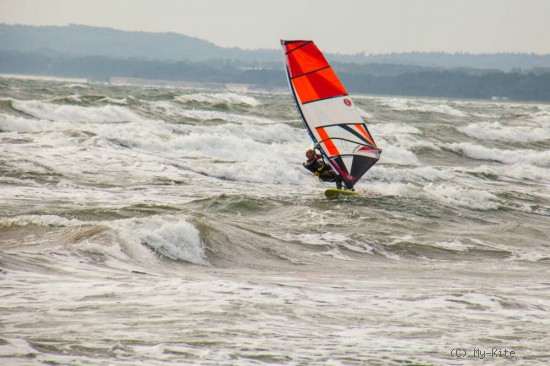 Wind und Wellen stellen eine Herausforderung beim Windsurfen. dar