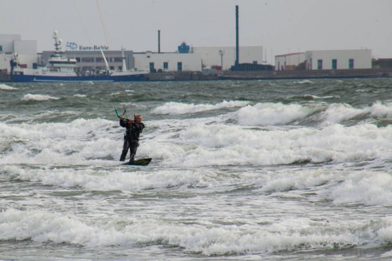 Wellen sind eine besondere Herausforderung f&uuml;rs Kitesurfen. und Windsurfen