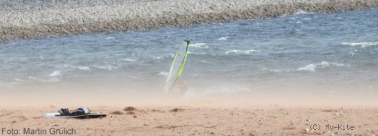 Windsurfen und Kitesurfen. bei Wind und Wellen