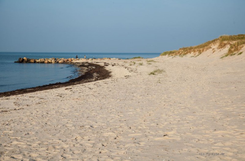 Einen großen Stehbereich, viel Platz und keine Buhnen bietet Bottsand dem Kitesurfer. Der an einem 