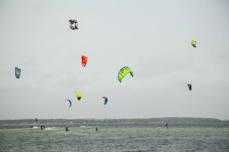 Laboe ist einer der besten Kite- und Surfspots in der Kieler Bucht. Ein großer Stehbereich lädt 