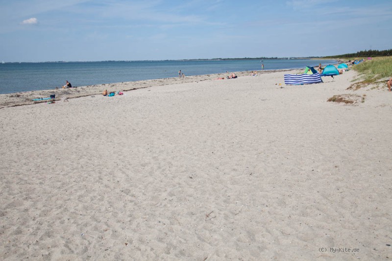 Ein langer Sandstrand mit schönen Dünen stellt beim Kitespot Großenbrode Nord die Kulisse dar. 